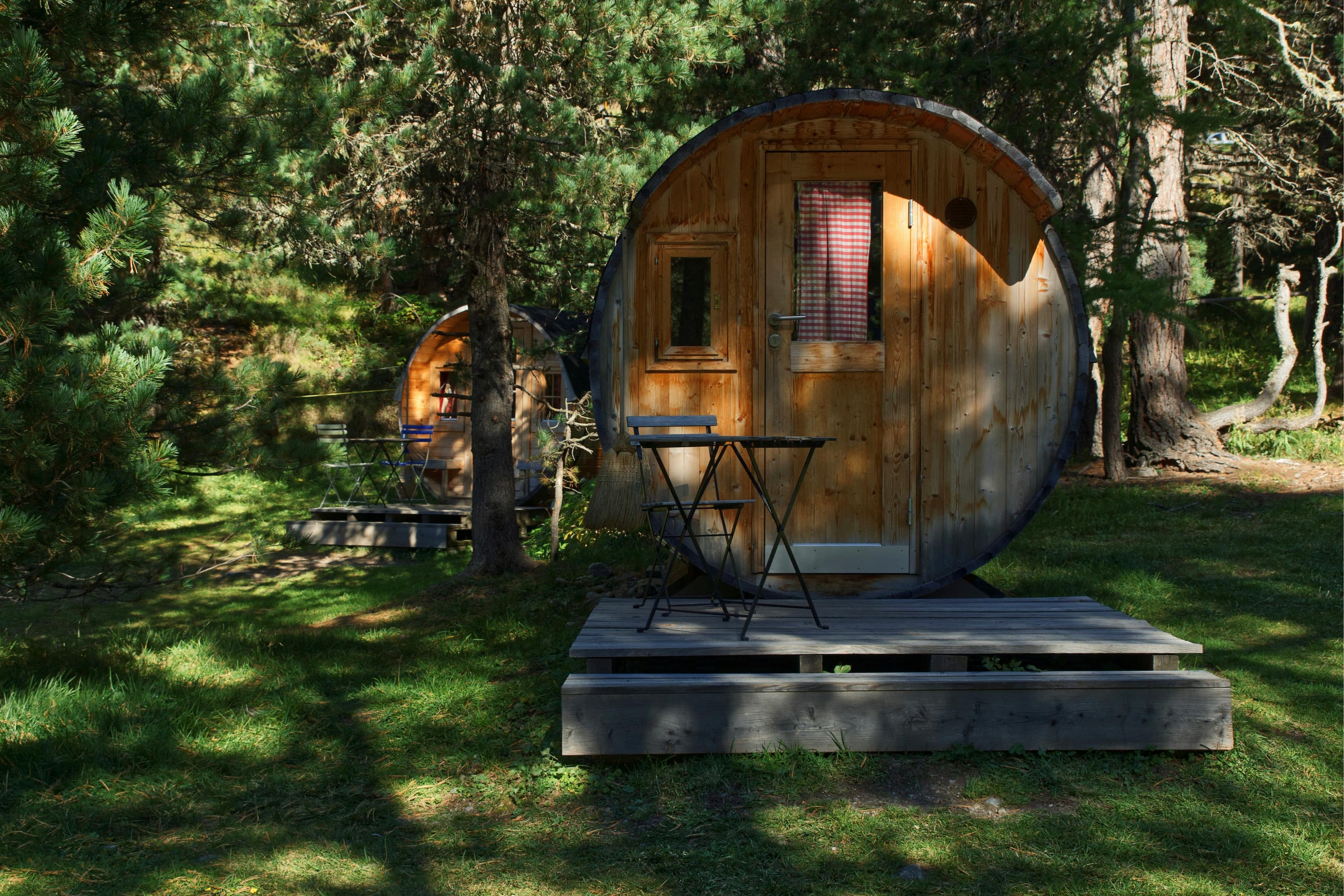 Gemütliches Glamping-Fass aus Holz in der Natur