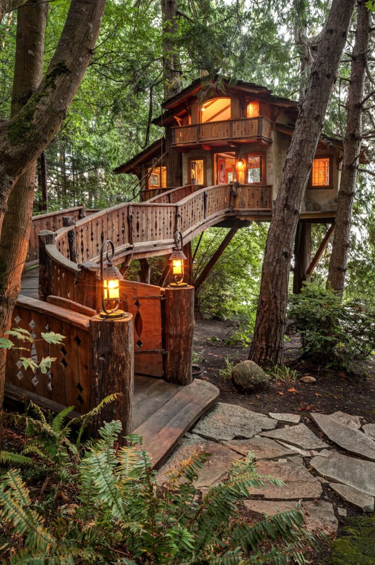 Luxuriöses Glamping-Baumhaus hoch oben zwischen den Bäumen
